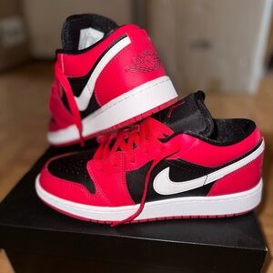 GS JORDAN 1 LOW 
BLACK/WHITE-VERY BERRY